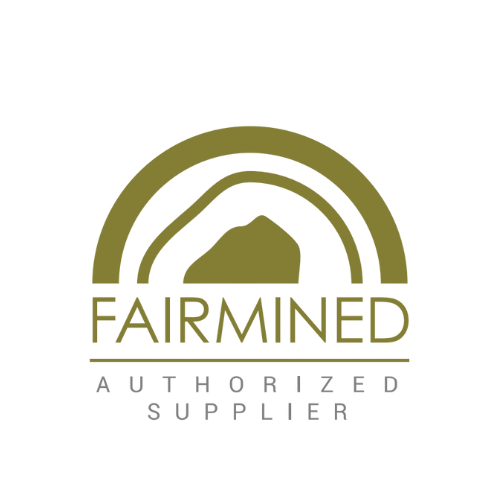 Logotipo de proveedor autorizado Fairmined con un arco dorado estilizado, una roca en el centro y las palabras FAIRMINED AUTHORIZED SUPPLIER debajo en texto verde y gris.