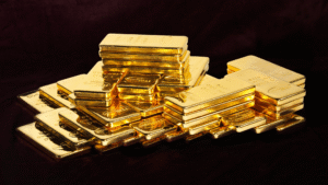 Le pile di lingotti d'oro lucidi sono disposte su una superficie scura e vellutata, che riflette la luce e mette in mostra le loro superfici lisce e lucide.