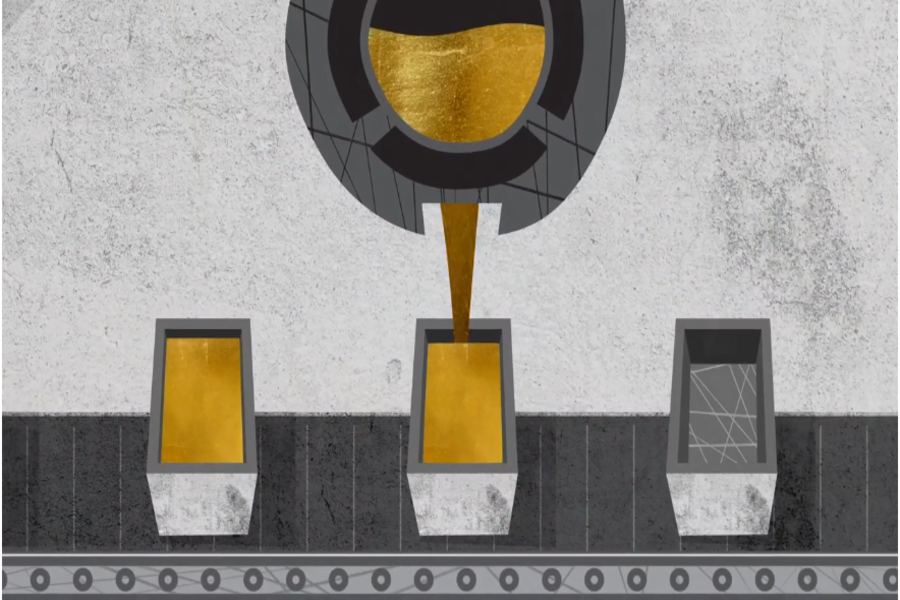 Illustrazione di oro fuso che viene versato da un grande contenitore in uno stampo, con due stampi vuoti e un nastro trasportatore sottostante, su sfondo grigio.