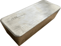 Una barra d'argento grande e rettangolare con una superficie liscia e lucida e marcature in rilievo sulla parte superiore.