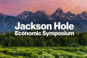 Montagne e pini sotto un cielo colorato con il testo Jackson Hole Economic Symposium in grassetto bianco.