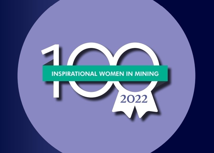 Logo per "100 Inspirational Women in Mining 2022" con il numero 100, un nastro con la scritta "2022" e un banner verde con il testo Inspirational Women in Mining.