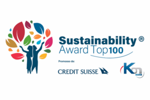Logo per il Sustainability Award Top 100, con la silhouette di una persona con foglie colorate sopra la testa. Include i loghi di Credit Suisse e KQN Group e la frase Promosso da.