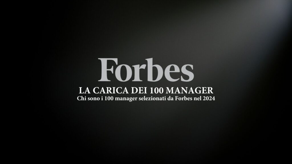 Logo Forbes con testo italiano in basso: LA CARICA DEI 100 MANAGER Chi sono i 100 manager selezionati da Forbes nel 2024 su uno sfondo scuro e sfumato.