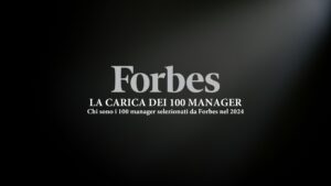 Logo Forbes con testo italiano in basso: LA CARICA DEI 100 MANAGER Chi sono i 100 manager selezionati da Forbes nel 2024 su uno sfondo scuro e sfumato.