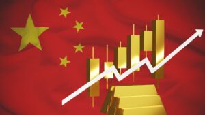 Una bandiera cinese sullo sfondo, con lingotti d'oro, un grafico a candele e una freccia bianca rivolta verso l'alto in primo piano, simbolo di crescita economica o finanziaria.