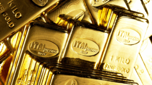 Pile di lingotti d'oro lucidi, ciascuno del peso di un chilogrammo, con la scritta ITALPREZIOSI ITALIA 1 KILO FINE GOLD impressa sulla superficie. I lingotti sono disposti in modo ravvicinato e riflettono la luce dorata.