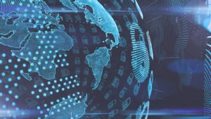 Un rendering digitale della Terra mostra modelli di dati, icone di lucchetti e griglie punteggiate, che simboleggiano la sicurezza informatica globale e la protezione dei dati. L'immagine utilizza toni blu ed elementi tecnologici astratti.