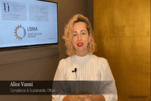 Una donna dai capelli biondi con una camicetta bianca è in piedi davanti a uno schermo che visualizza i loghi di certificazione. Una didascalia recita: Alice Vanni, Compliance Sustainability Officer. Il logo di Italpreziosi appare in basso a destra.