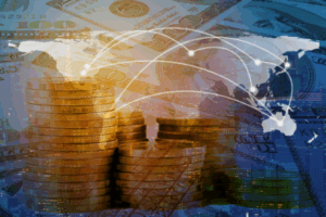Pile di monete e banconote in dollari statunitensi sovrapposte a una mappa del mondo, con linee bianche che collegano i diversi continenti, a simboleggiare la finanza globale, il commercio internazionale e le reti di trasferimento di denaro.