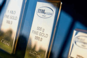 Close-up of several gold bars, with one in the center labeled “ITAL preziosi ITALY, 500 g FINE GOLD 999.9.” Other gold bars with different weights and similar labels are partially visible alongside it.