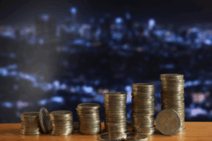 Pile di monete su un tavolo.