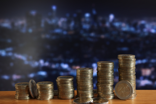 Pile di monete su un tavolo.