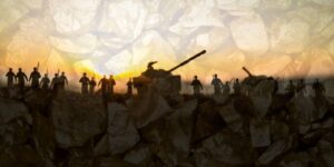 Sagome di soldati e di un carro armato si trovano su un terreno roccioso al tramonto, con l'immagine di pietre sovrapposte, creando un effetto stratificato e strutturato.