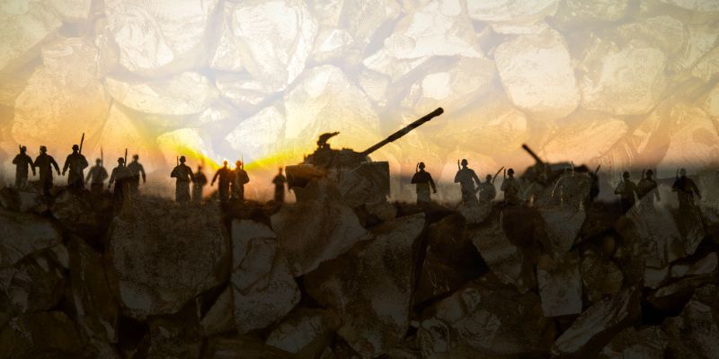 Sagome di soldati e di un carro armato si trovano su un terreno roccioso al tramonto, con l'immagine di pietre sovrapposte, creando un effetto stratificato e strutturato.