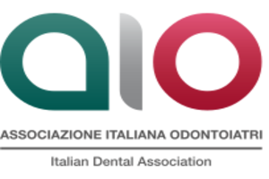 Logo dell'Associazione Italiana Odontoiatri, con lettere stilizzate a, i e o in verde, grigio e rosso sopra il nome dell'associazione in italiano e inglese.