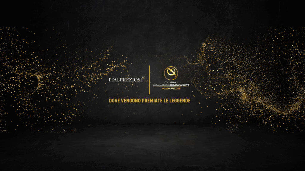 Sfondo nero con particelle scintillanti dorate. Al centro i loghi di Italpreziosi e Dubai Globe Soccer Awards. In basso, un testo giallo recita: Dove vengono premiate le leggende.