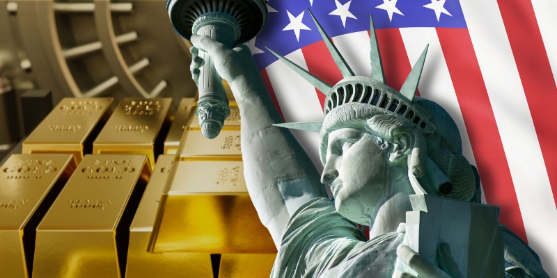 La Statua della Libertà è raffigurata davanti alla bandiera americana, con una pila di lingotti d'oro e la porta di un caveau di una banca sullo sfondo, a simboleggiare la ricchezza e gli Stati Uniti.
