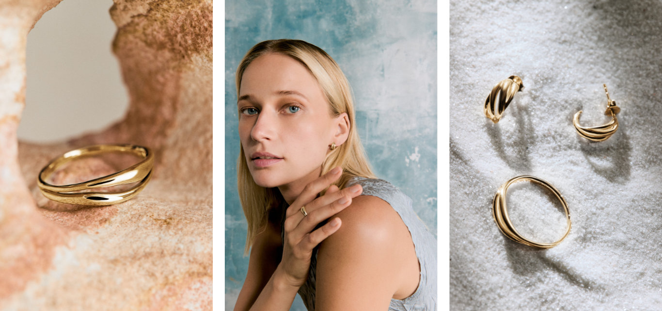 Set di tre foto della Salmon Gold™ Capsule Collection di Mejuri: un anello in oro su una superficie di pietra rosa, una modella bionda che indossa un anello e un paio di orecchini, e nella terza foto un paio di orecchini e un anello su una superficie granulosa bianca.