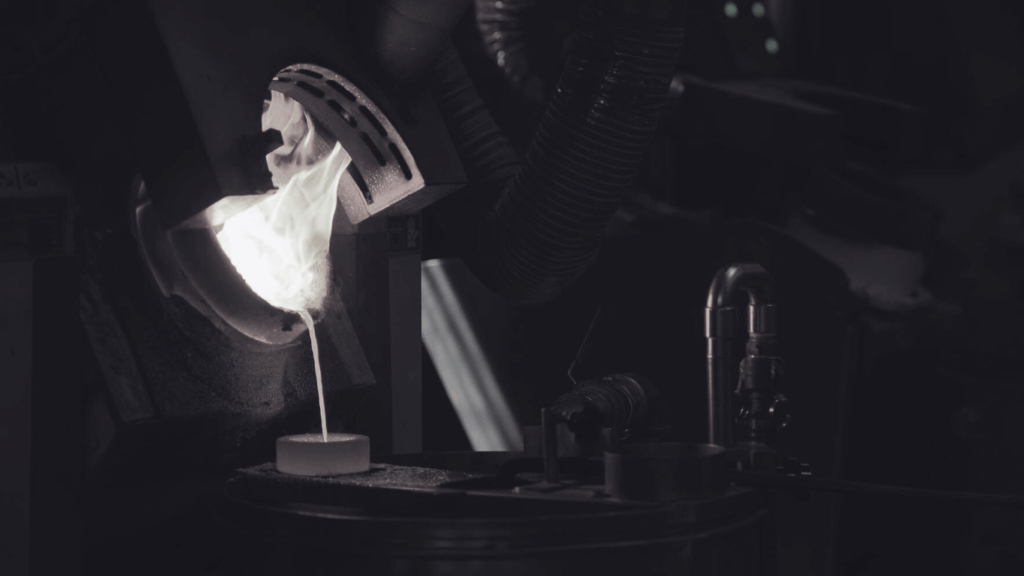 Colata di oro fuso in uno stampo durante il processo di raffinazione presso la fonderia Italpreziosi